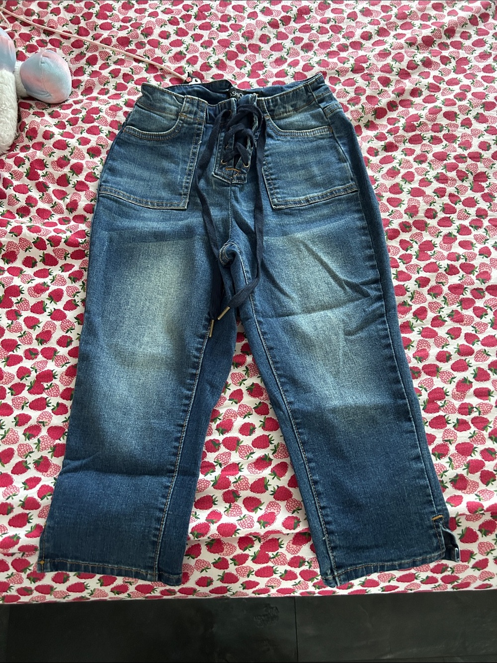 Capri jeans, low rise jeans, light blue jeans